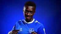 Everton berhasil mendatangkan Idrissa Gueye dari Paris Saint-Germain. Sebelumnya, Gueye memang kesulitan untuk menjadi pilihan utama di lini tengah Les Parisiens. Ia pun dibeli oleh The Toffess dengan harga murah, yaitu 6 juta euro. Gueye sendiri sebelumnya pernah berseragam Everton saat 2016 hingga 2019. (Twitter/@Everton)