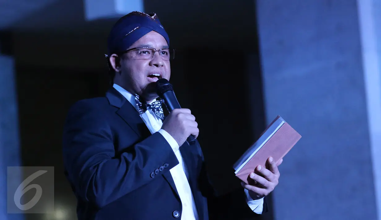 Menteri Pendidikan Nasional  (Mendikbud) Anies Baswedan memerankan pertunjukan monolog tokoh pendidikan Ki Hajar Dewantara dan Dr. Soetomo pada perayaan Pesta Pendidikan di Diorama Monas, Jakarta, Minggu (1/5). (Liputan6.com/Herman Zakharia)