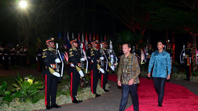 Potret Pangeran Mateen yang Tampil Keren dalam Balutan Batik Warna Biru dan Xavier Trudeau yang Tak Kalah Kece Saat Mendampingi Ayah Mereka di Gala Dinner KTT ASEAN 2023 (Foto: Laily Rachev - Biro Pers Sekretariat Presiden)