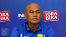Asisten pelatih Persib, Herry Setiawan menyimak pertanyaan jelang laga final Turnamen Piala Bhayangkara di Stadion GBK Jakarta, Sabtu (2/4/2016). Laga final akan berlangsung pada Minggu (3/4). (Liputan6.com/Helmi Fithriansyah)