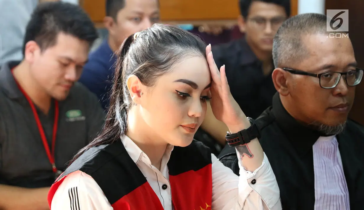 Aktris Jennifer Dunn saat sidang lanjutan kasus narkoba di PN Jakarta Selatan, Senin (14/5). Jennifer terjerat Pasal 114 Ayat 1 subsider Pasal 112 Ayat 1 jo Pasal 132 Ayat 1, dan Pasal 127 Ayat 1 UU RI No 35 Tahun 2009. (Liputan6.com/Immanuel Antonius)