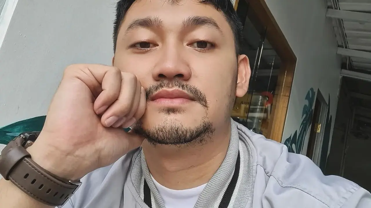 Potret Angga Wijaya yang Disebut Netizen Kini Makin Ganteng