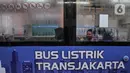 Penumpang menaiki bus listrik Transjakarta di Terminal Blok M, Jakarta, Kamis (4/11/2021). Layanan uji coba bus listrik Transjakarta berpelanggan rute Blok M-Balai Kota beroperasi lebih awal mulai pukul 05.00-21.30 WIB. (merdeka.com/Iqbal S. Nugroho)