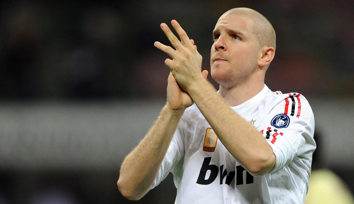 Bek AC Milan, Philippe Senderos memberi aplaus kepada penonton sebelum dimulainya laga Piala UEFA 2008/2009 menghadapi Braga di San Siro Stadium, Milan (6/11/2008). Philippe Senderos yang telah pensiun pada Januari 2020 didatangkan AC Milan dari dengan status pinjaman pada awal musim 2008/2009. Hanya bertahan semusim, ia total tampil dalam 20 laga dengan torehan 1 assist. Bersama Timnas Swiss ia mengoleksi 57 caps dengan torehan 5 gol. (AFP/Giuseppe Cacace)