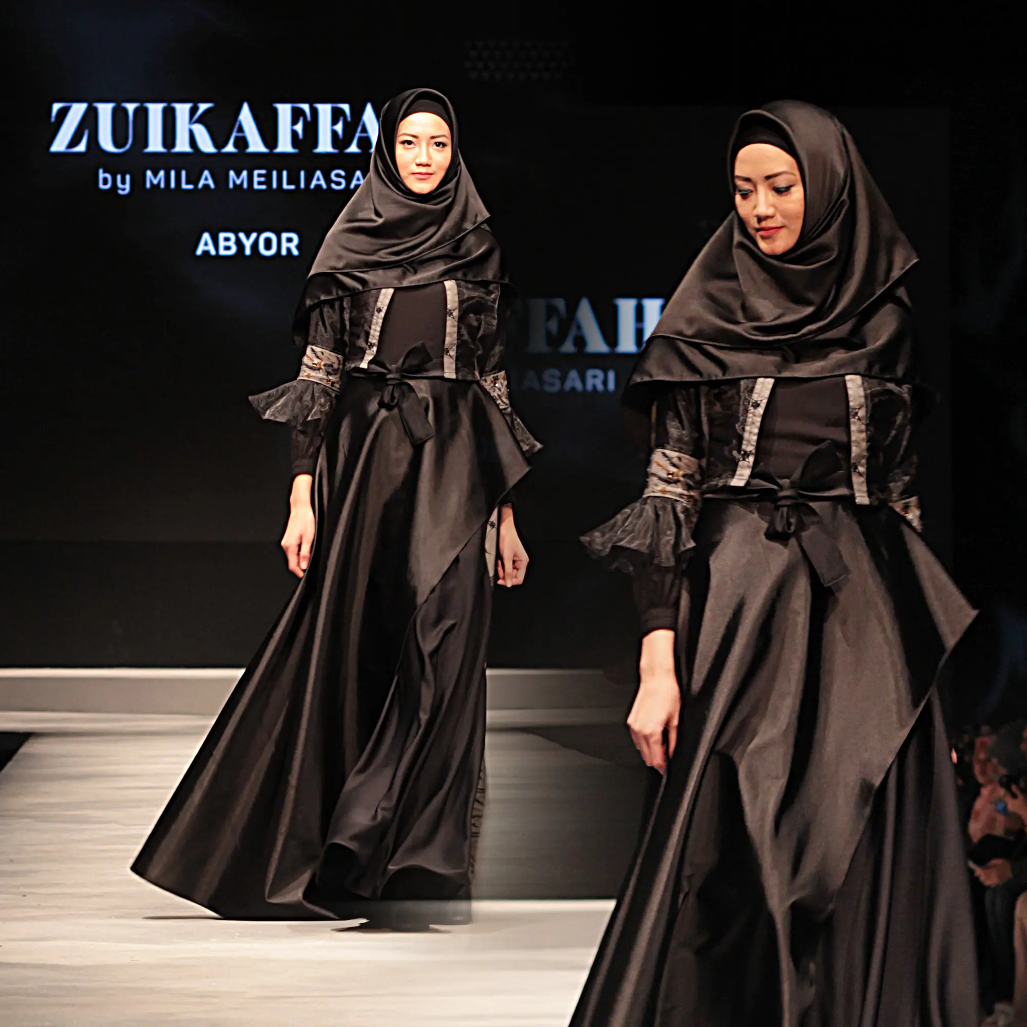 Gaya busana muslim ke pesta seperti ini bikin penampilan feminim dan anggun. (zuikaffah/instagram)