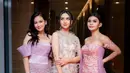 Momen pemain Anak Jalanan: A New Beginning hadiri acara ulang tahun salah satu stasiun televisi swasta pada Oktober 2022 lalu. Tak hanya kompak saat syuting, Ersya Aurelia, Dea Annisa dan Catherine Elshad juga kompak saat di balik layar. Ketiganya tampil kompak dalam balutan gaun simpel tapi tetap membuat penampilan mereka elegan. (Liputan6.com/IG/@deaaannisa)