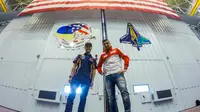 Dua pebalap MotoGP, Dani Pedrosa dan Andrea Iannone, berpose di markas NASA, Johnson Space Center, di Texas, AS, Rabu (6/4/2016). (Bola.com/motogp.com)