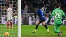 Pada babak kedua, barulah Inter Milan mampu menggandakan skor menjadi 2-0 di menit ke-50. Sepakan voli Alexis Sanchez usai menerima umpan Nicolo Barella bersarang telak di gawang Alessio Cragno. (AFP/Miguel Medina)