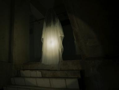 Joko Anwar tampak bungah mengabarkan film terbarunya, Pengabdi Setan 2: Communion, telah mencapai 4,4 juta penonton pada akhir pekan lalu. Angka ini melibas Pengabdi Setan (2017) yang berakhir di 4,2 jutaan. Senin (15/8/2022) malam, sang sineas berbagi kabar baik lainnya. Pengbadi Setan 2: Communion telah menyentuh level 5 jutaan penonton sekaligus mengukuhkan diri sebagai film terlaris kedua tahun ini. (Foto: Dok. Rapi Film)