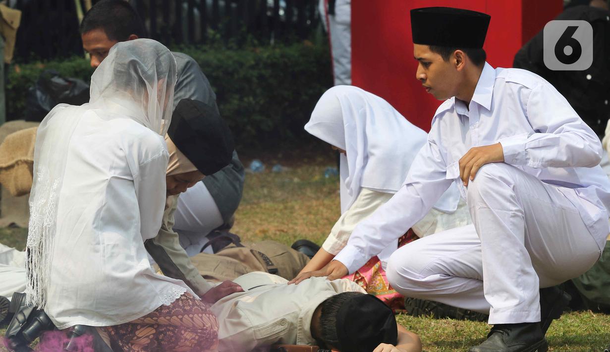 Komunitas Reenacktor Bangor melakukan reka ulang Sosiodrama  “Romansa Negeri” Di depan Museum Perumusan Naskah Proklamasi, Jakarta, Rabu (16/8/2023). (Liputan6.com/Herman Zakharia)