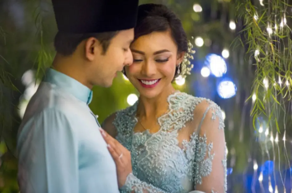 Whulandari Herman resmi bertunangan dengan pria asal Malaysia, Nik Ibrahim. (Instagram/shukryghanyphotography)