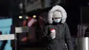 Pejalan kaki mengenakan mantel tebal melawan dingin di New York, Selasa (11/1/2022). Massa udara kutub utara menyapu timur laut AS, membawa suhu di bawah nol yang menusuk tulang dan menutup sekolah di seluruh wilayah untuk kedua kalinya dalam waktu kurang dari seminggu. (AP Photo/Seth Wenig)