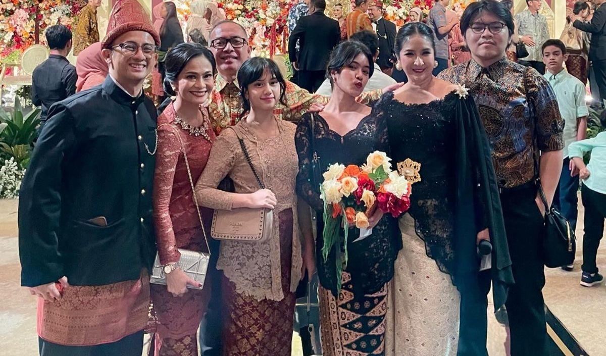 Penampilan Ulla, anak kedua Ersa Mayori tak luput dari perhatian netizen. Ulla tampil cantik dalam balutan busana tradisional yang dia kenakan.&nbsp;