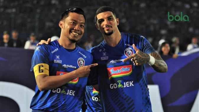 Dua bek Arema FC, Hamka Hamzah dan Arthur Cunha bisa absen saat menjamu Persipura Jayapura. (Bola.com/Iwan Setiawan)