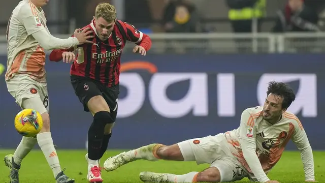Aksi Santiago Gimenez bersama AC Milan pada laga Coppa Italia melawan AS Roma (c) AP Photo/Antonio Calanni