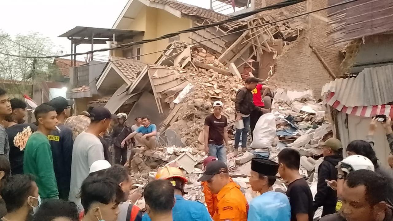Kronologi Rumah Tiga Lantai di Kabupaten Bandung Tiba-Tiba Roboh, Hancur Berkeping-keping