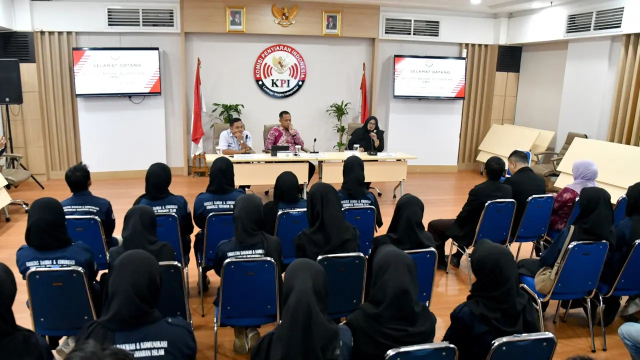 Mahasiswa Institut Madani Nusantara (IMN) Sukabumi menyambangi Kantor KPI Pusat, Senin (28/4/2025)