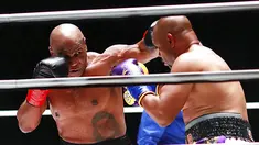 Mike Tyson melakukan pukulan terhadap Roy Jones Jr pada pertarungan tinju eksibisi di Los Angeles, Amerika Serikat, Sabtu (28/11/2020). Pertandingan berakhir tanpa pemenang alias imbang. (Joe Scarnici/Triller via AP)