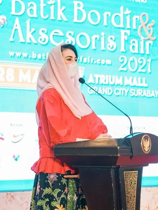 Di perbincangan selanjutnya, Arumi Bachsin menanggapi pertanyaan tentang menikah di usia muda, yakni 19 tahun kala itu. "Gimana menikah muda waktu itu?" tanya Andre Taulany. "Nikmat. Dulu menikah umur 19 tahun," jawab Arumi. (Instagram/arumibachsin_94)