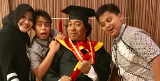 Komedian bernama Alfiansyah atau lebih dikenal dengan Komeng baru saja menjalani wisuda. Potret keceriaan Komeng tergambar dalam foto yang dibagikan oleh istrinya, Aprilliana Indra Dewi. (Instagram/indradewi2242)