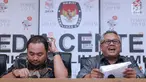 Ketua KPU RI, Arief Budiman (kanan) bersama Komisioner Bawaslu, Muhammad Afifudin bersiap menyampaikan hasil Laporan Penerimaan Sumbangan Dana Kampanye (LPSDK) Partai Politik peserta Pemilu 2019 di Jakarta, Rabu (2/1). (Liputan6.com/Helmi Fithriansyah)