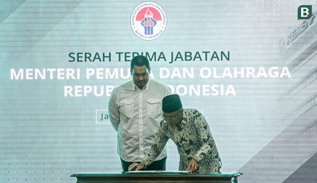 <p>Plt Menteri Pemuda dan Olahraga 2023, Muhadjir Effendy (kanan) menandatangani dokumen serah terima jabatan di samping Menpora baru, Dito Ariotedjo saat acara Serah Terima Jabatan (Sertijab) Menpora 2023 di Auditorium Wisma Kemenpora, Senayan, Jakarta Pusat, Selasa (04/04/2023). Ario Bimo Nandito Ariotedjo resmi dilantik sebagai Menpora sisa jabatan 2019-2024 menggantikan Zainudin Amali yang mengundurkan diri karena terpilih sebagai Wakil Ketua Umum PSSI. (Bola.com/Bagaskara Lazuardi)</p>