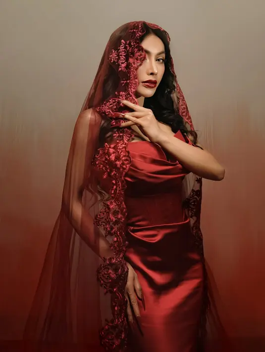 Denada kembali mencuri perhatian dengan menjadi pengantin bergaun merah di foto terbarunya [@denadaindonesia]