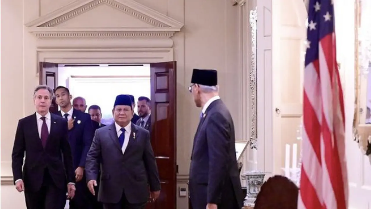 Direktur Central Intelligence Agency (CIA), William J. Burns mendatangi Presiden Prabowo Subianto saat berada Wisma Indonesia, Washington DC, Amerika Serikat, Selasa (12/11/2024).