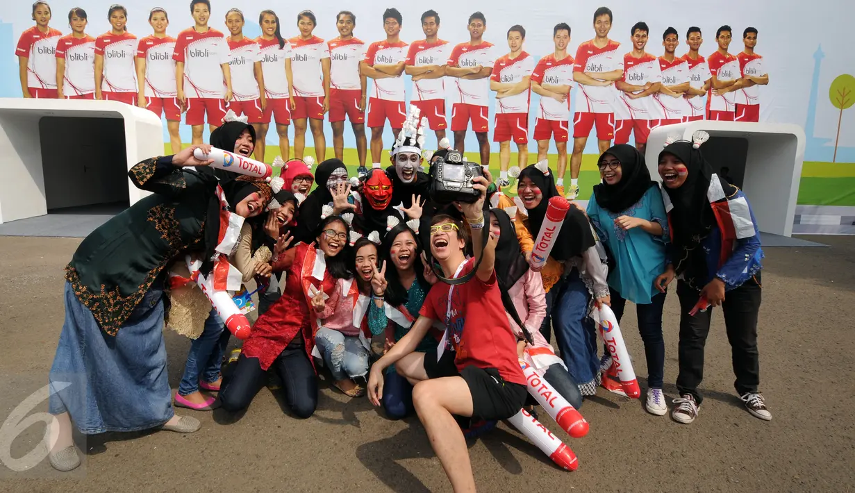 Sejumlah supporter berfoto bersama salah satu pewarta asal Jepang di IstoraSenayan, Jakarta, Rabu (12/8/2015). Kejuaraan Dunia Bulutangkis 2015 berlangsung 10-16 Agustus. (Liputan6.com/Helmi Fithriansyah)