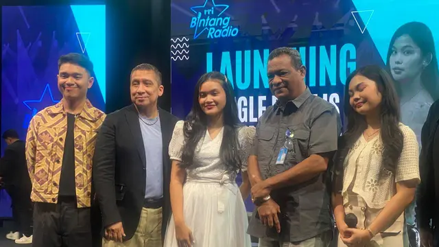 Finalis Bintang Radio 2023 bersama Direktur LPP RRI Yohanes Markus Tuhulerew, serta Produser Muda Entertainment, Seno M. Hardjo.
