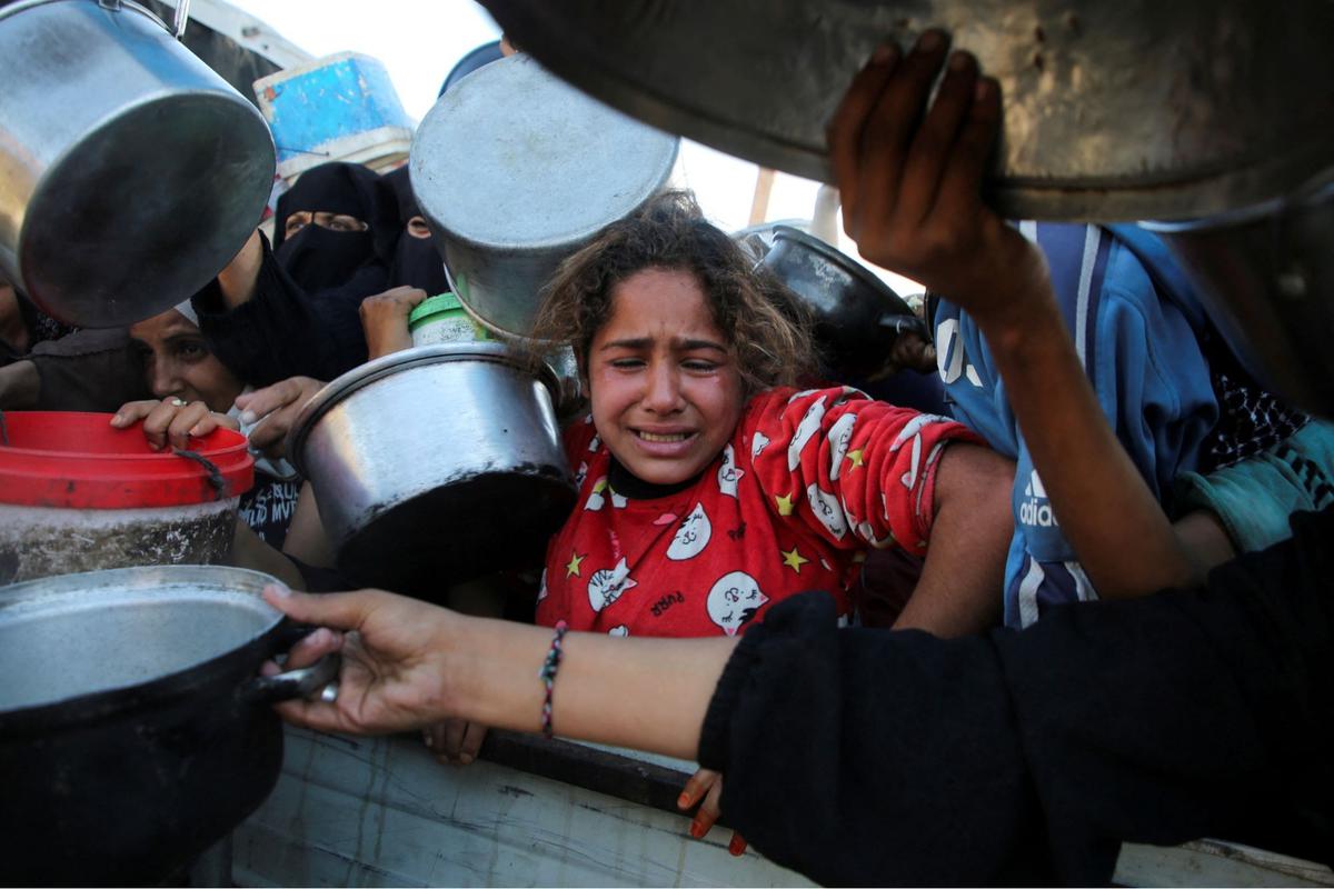 Anak-anak kelaparan Jalur Gaza mengantre makanan