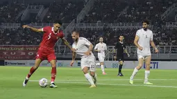 Pemain Timnas Indonesia, Marselino Ferdinan (kiri), mengontrol bola dibayangi pemain Palestina, Mahmoud Nasser Abuwarda (tengah) dalam pertandingan FIFA Matchday yang berlangsung di Gelora Bung Tomo, Rabu (14/6/2023). (Bola.com/Aditya Wany)