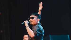 Lagu “Tunggal Eka” dari Denny Caknan, persembahan cinta untuk istri yang kini trending #1 di YouTube Indonesia. Lagu ini sarat makna kesetiaan dan doa. (Foto: Dok. Instagram @denny_caknan)