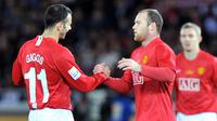 Manchester United&#039;s Wayne Rooney is congratulated by Ryan Giggs after scoring team&#039;s fifth goal against Gamba Osaka during the semi-final of the FIFA Club World Cup 2008 in Yokohama, on December 18, 2008. Manchester United won 5-3. AFP PHOTO/Tor