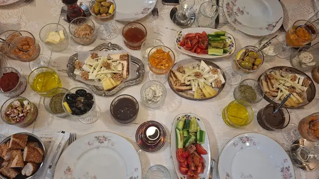 Menu Sarapan Tradisional Keluarga Turki