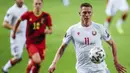 Striker Belarusia, Nikolai Signevich mengontrol bola saat menghadapi Belgia dalam laga Kualifikasi Piala Dunia 2022 Zona Eropa Grup E di King Power Stadium, Belgia, Selasa (30/3/2021). Belarusia kalah 0-8 dari Belgia. (AP/Francisco Seco)