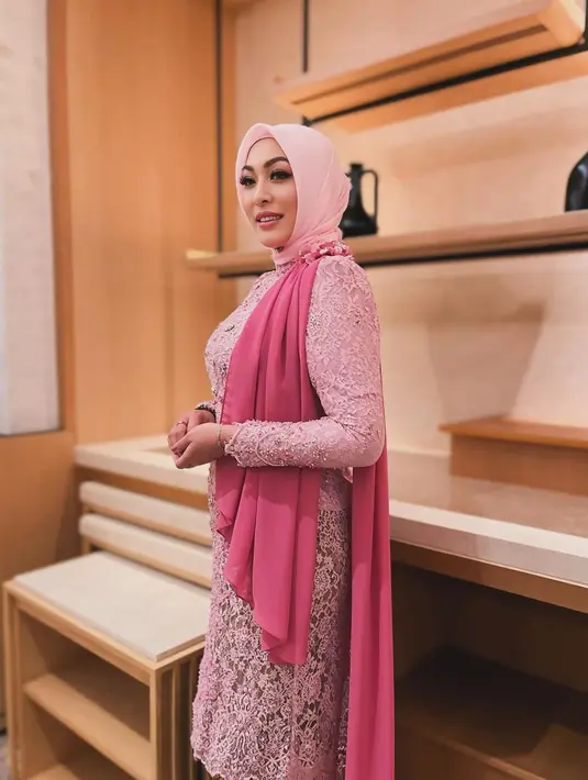 Angelina Sondakh, ibu sambung Aaliyah pun mengenakan kebaya pink brokat dengan kerudung warna senada. Dipadukan aksen selendang fuschia dan bawahan kain batik nya. [@angelinasondakh09].