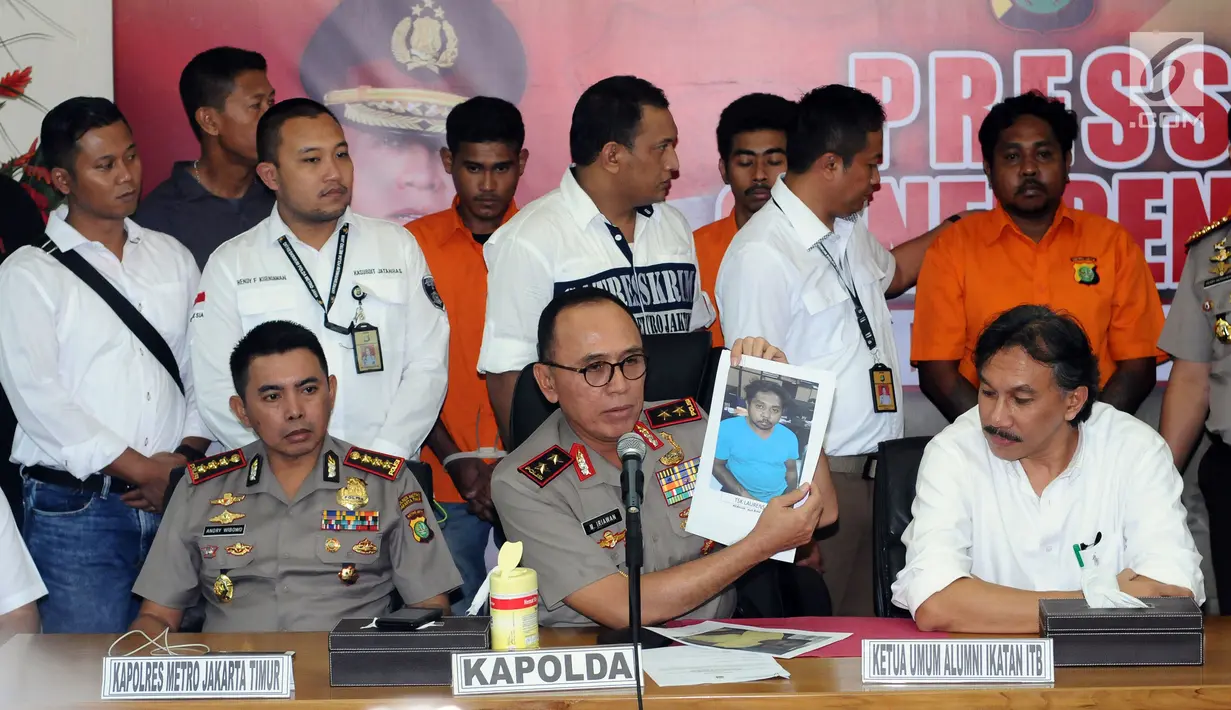 Kapolda Metro Jaya, Irjen Pol M Iriawan menunjukkan foto tersangka kasus kekerasan terhadap Hermansyah saat rilis di Jakarta, Kamis (13/7). Polisi menangkap empat orang dan masih memburu satu tersangka lainnya. (Liputan6.com/Helmi Fithriansyah)