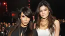 Lagi-lagi nuansa hitam putih, mana lebih stylish antara Kim Kardashian dan Kylie Jenner. (REX/Shutterstock/HollywoodLife)