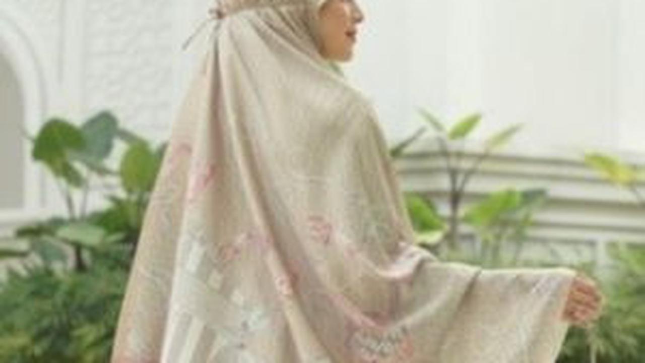3. Kimmonia Prayer Robe: Kekuatan Wanita