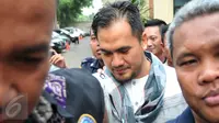 Artis dangdut Saipul Jamil usai jalani tes urine di Gedung Laboratorium Badan Narkotika Nasional (BNN), Jakarta, (19/2). Saiful Jamil menjalani tes urine terkait kasus pencabulan. (Liputan6.com/Yoppy Renato)