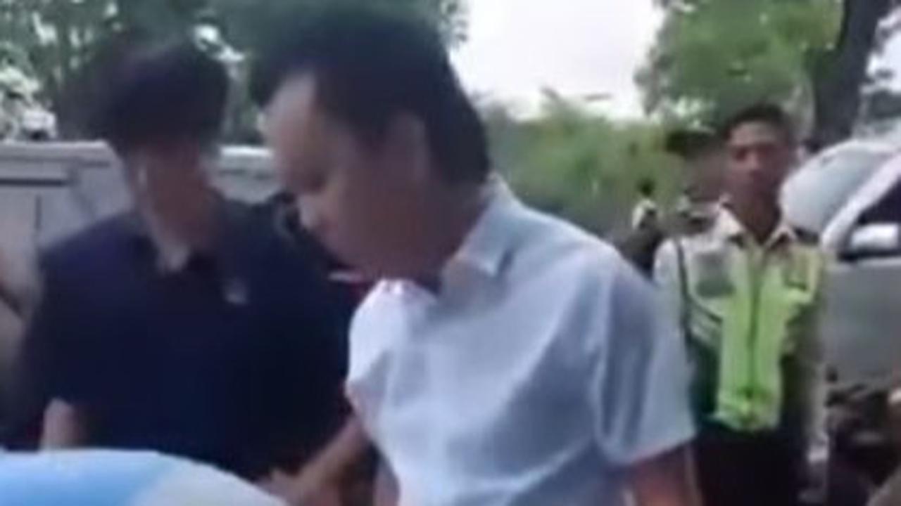 Viral Video Pria Arogan Ngamuk Suruh Anak SMA Sujud dan Menggonggong