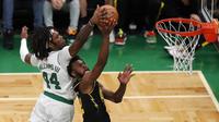 Center Boston Celtics Robert Williams III (44) memblok tembakan forward Golden State Warriors Andrew Wiggins pada gim empat final NBA 2021/2022 di TD Garden, Jumat (10/6/2022) atau Sabtu pagi WIB.(AP Photo/Michael Dwyer)