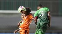 Aksi Pemain PS TNI, Abduh Lestaluhu (kanan) berduel dengan pemain Borneo FC, Terens Puhiri pada lanjutan Liga 1 2017 di Stadion Pakansari, Bogor, Senin (17/4/2017). PS TNI dan Borneo FC bermain imbang 2-2. (Bola.com/Nicklas Hanoatubun)