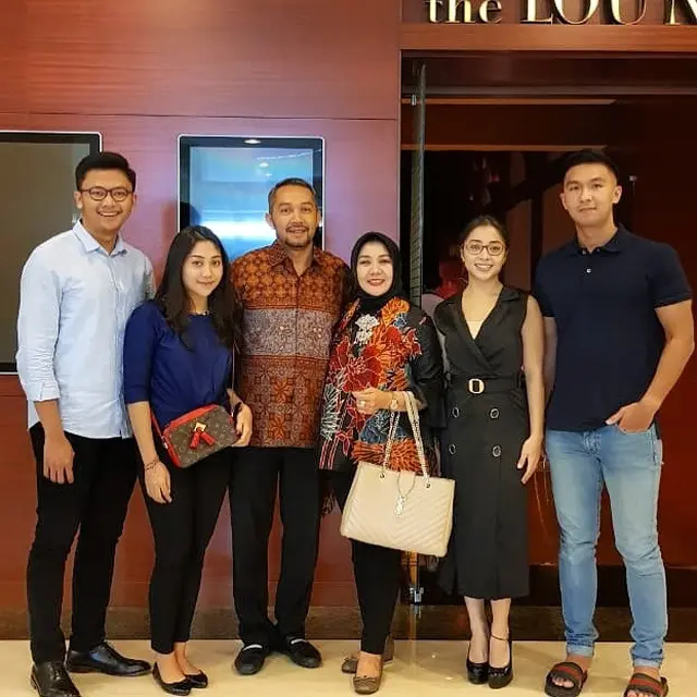 6 Momen Kebersamaan Indra Priawan dengan Keluarga Besar Nikita Willy