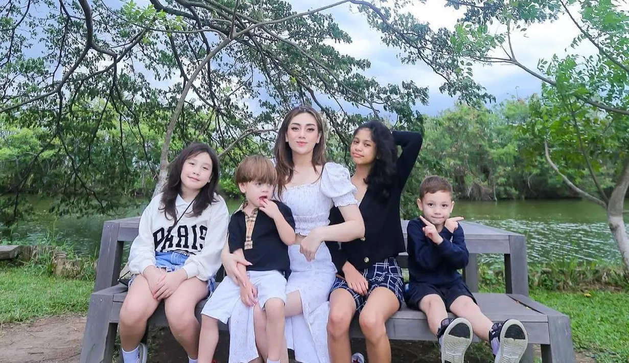 Berbeda dengan karirnya yang terbilang gemilang. Sedangkan kehidupan rumah tangganya berakhir kandas dua kali. Ia pun bekerja keras untuk membesarkan empat orang anaknya. [Instagram/celine_evangelista]