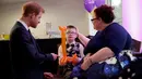 Pangeran Harry berbincang dengan pemenang Penghargaan Anak Inspirasional berusia 4-6, Finley Green saat menghadiri WellChild Awards di London, Inggirs (16/10). (AFP Photo/Pool/Matt Dunham)