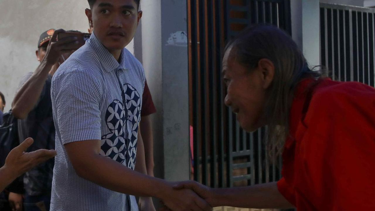 Ketua Umum Partai Solidaritas Indonesia (PSI) Kaesang Pangarep melakukan blusukan ke permukiman padat penduduk di kawasan Tanjung Priok, Jakarta Utara, Jumat (5/7/2024). Dalam kunjungan tersebut, putra bungsu Presiden Joko Widodo atau Jokowi itu menyempat