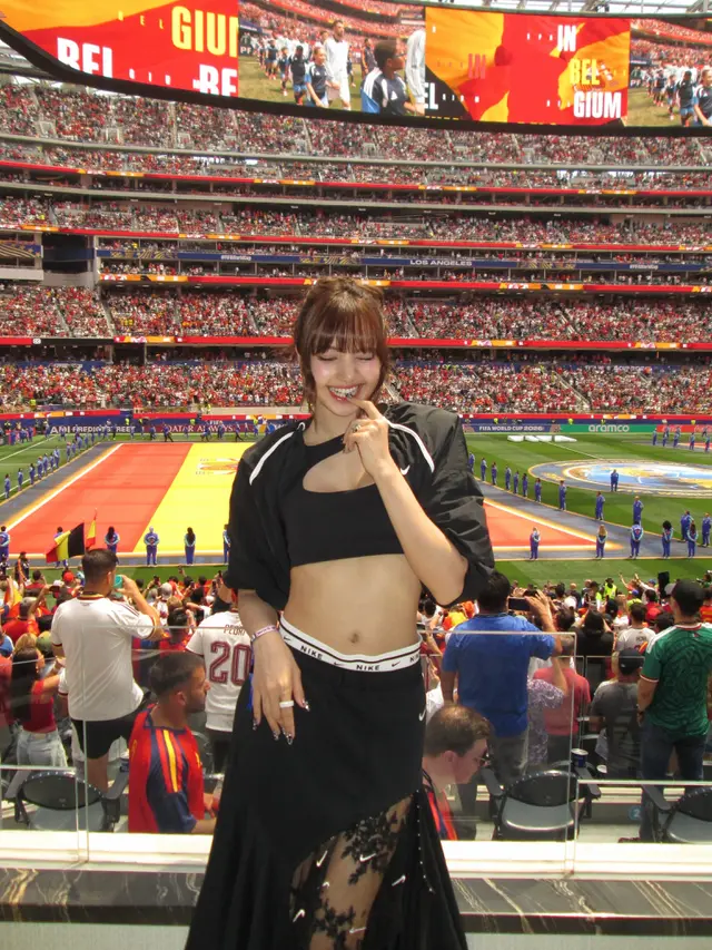 Lisa BLACKPINK Jadi Nike Girl saat Nonton Piala Dunia 2026, Tas Cabai Rp42 Juta Jadi Sorotan