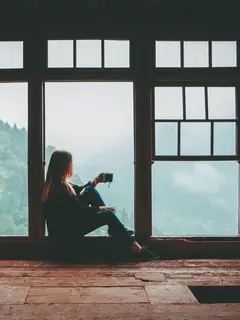 Interaksi sosial yang berlangsung terlalu lama atau terlalu ramai dapat menguras energi seorang introvert lebih cepat. (Foto/dok: Pexels/Ferhan Özbek)